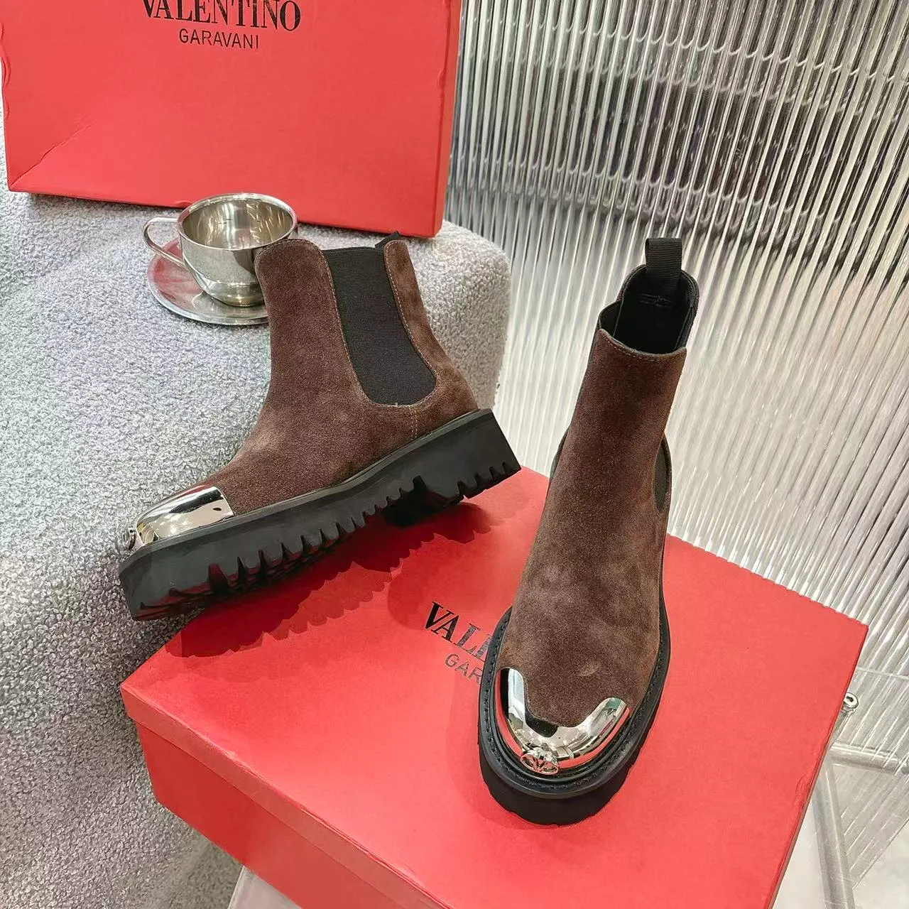👟👟Ex-factory price 600👟👟 2026𝑉𝐴𝐿𝐸𝑁𝑇𝐼𝑁𝑂 Valentino ♡ͥ | 💫Purchase level🔍 Classic Valentino’s special textured hardware brings out a full sense of luxury After putting it on my feet, I was shocked that my feet looked slimmer! The new season lives up to expectations! Worth buying ❥The original method is absolutely sentimental ❥Elegant style creates a different feeling🙈 Simple temperament style!  ♡ show bdetails ———————————— ⊿▸: Number of yards | 35-40 (41. Customized) ⊿▸: Material | Imported calfskin ⊿▸: Lining | Sheepskin ⊿▸: Number of yards 35-40 (41. Customized)
